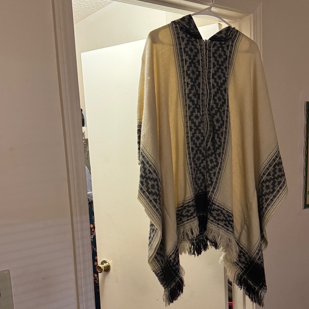 Ecote Black and Cream Cape